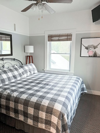 Ropa de cama . Fall River Hotel and Grazerz Restaurant