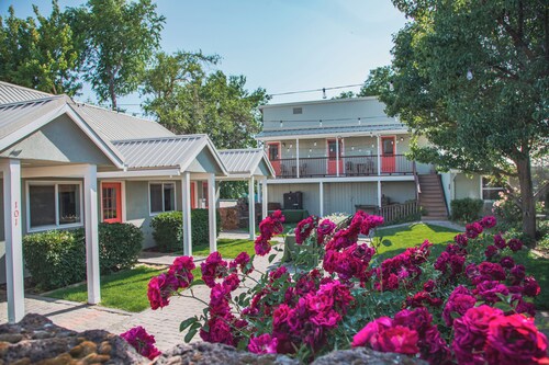 Fall River Hotel and Grazerz Restaurant