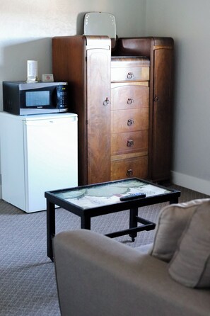 Room, 1 Queen Bed with Sofa bed | 1 bedroom