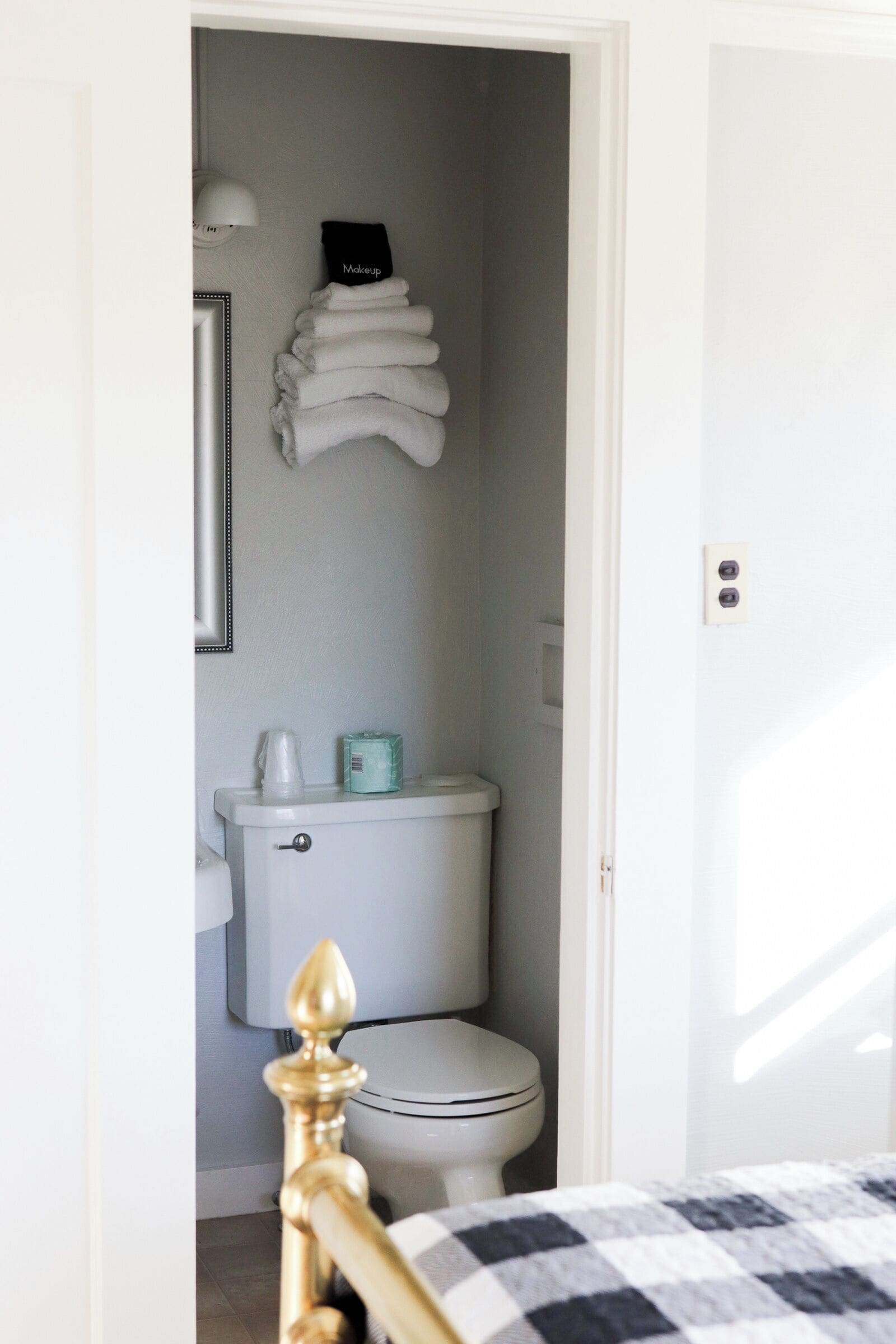 Ein Badezimmer mit Toilette, Waschbecken und Handtuchhalter.