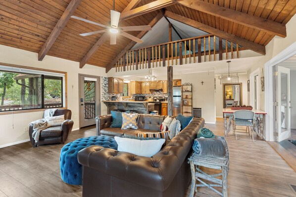 Een smart-tv, een open haard en een dvd-speler