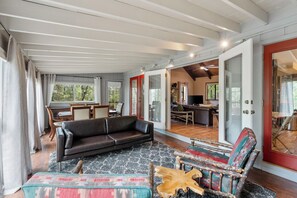 Een smart-tv, een open haard en een dvd-speler