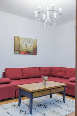 Dante Apartment | Living area | 80-cm Smart TV with cable channels - Modern Apartment (Brasov)