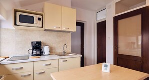 Apartamento romántico | Cocina privada | Frigorífico grande, microondas, horno y placa de cocina