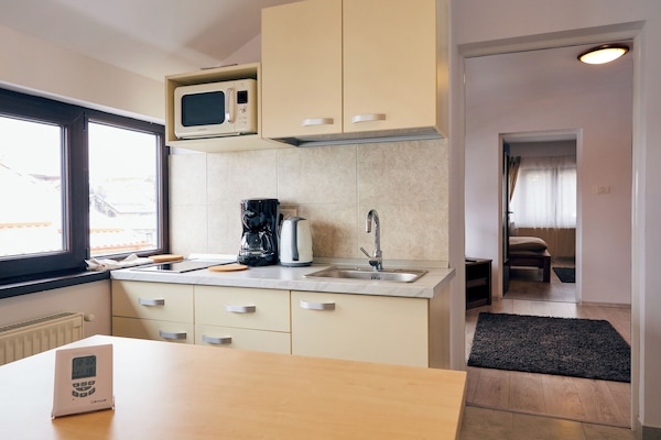 Departamento romántico | Cocina privada | Refrigerador con congelador, microondas, horno y parrilla de estufa