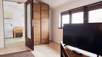 Departamento romántico | Área de sala de estar | Smart TV de 80 cm con canales por cable