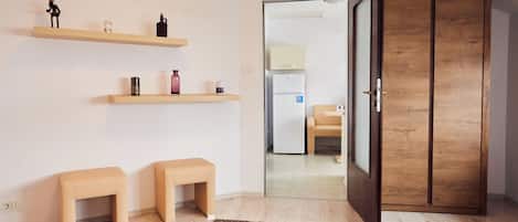 Romantisches Apartment | Wohnbereich | 80-cm-Smart-TV mit Kabelempfang