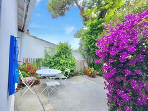 Outdoor dining - La Maisonette Cambon, Charme en Camargue (Saintes-Maries-de-la-Mer)