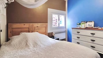 2 habitaciones, escritorio, internet y ropa de cama