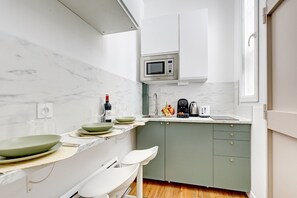 Kylskåp, mikrovågsugn, kaffe- och tebryggare och brödrost