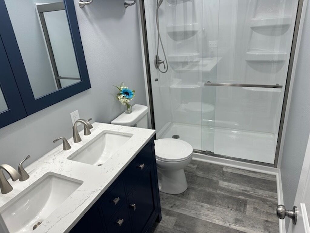 تجهيزات دش، مناشف، صابون، ورق حمّام