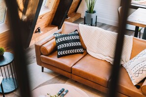 Smart TV, fireplace, stereo