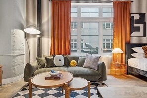 شقة سوبيريور - غرفة نوم واحدة - لغير المدخنين - بمطبخ | منطقة المعيشة | تلفزيون ذكي بحجم 42-بوص ة يعرض قنوات تلفزيونية رقمية