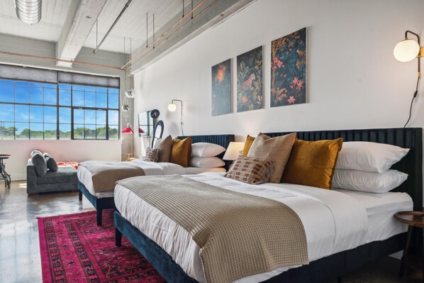 إستديو مريحة | أغطية فراش متميزة وألحفة محشوة بالريش وأسرّة بإسفنج يتكيف مع شكل الجسم