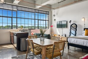 Comfort Studio | In-room dining