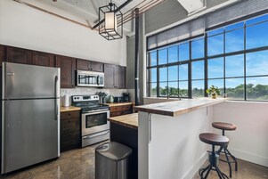 Estúdio conforto | Cozinha privada | Geladeira grande, micro-ondas, cooktop, lava-louças