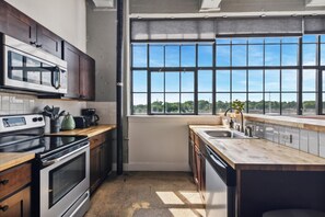 إستديو مريحة | مطبخ خاص | ثلاجة/مجمد بحجم كبير، ميكروويف، موقد طهي مسطح، غسالة أطباق