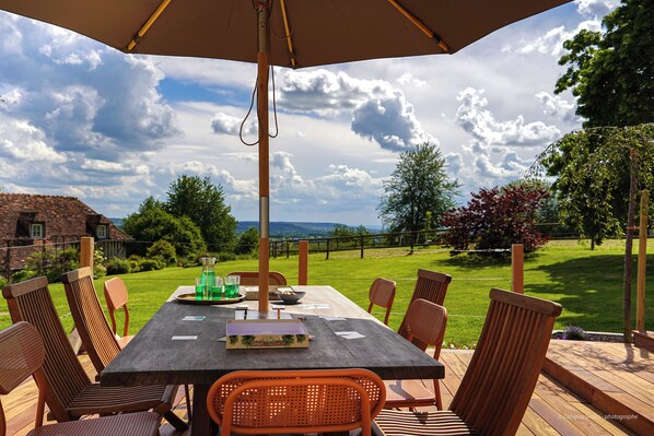 Outdoor dining - La Grange The Basswood (Le Mesnil-Simon)