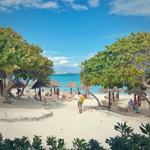 Beach towels - Tranquility Oasis: Private Penthouse living with local Pool, Beach and Golf! (Q.R.)