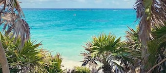 Tranquility Oasis: Private Penthouse living with local Pool, Beach and Golf!