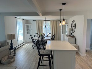 Dining - Mid island oasis with large pool and outdoor entertainment area. Pet friendly! (Nantucket)