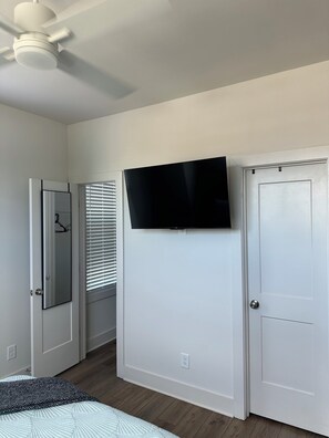 1 bedroom, iron/ironing board, WiFi, bed sheets - West Midtown Abode (Atlanta)