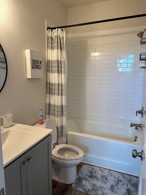 Towels, soap, toilet paper - West Midtown Abode (Atlanta)