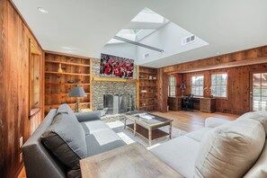 Televisión, chimenea, oficina