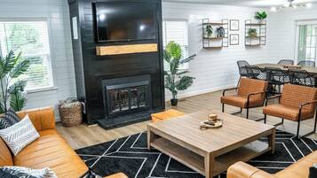 Een smart-tv, een open haard en een tafeltennistafel