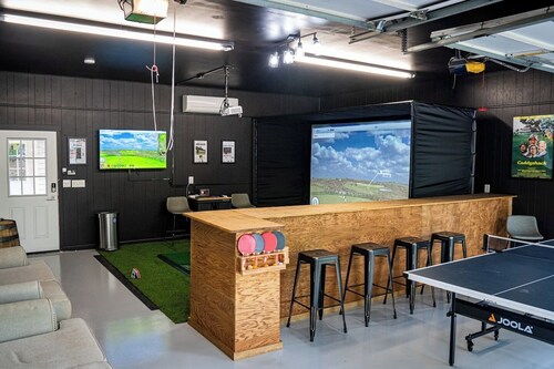 New! Insane Golf Retreat & Simulator - Bogey Bunks
