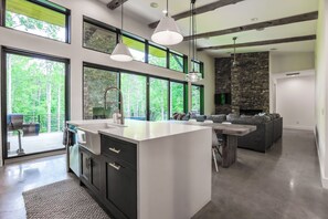 المنشأة من الداخل