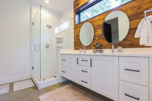 Shower, hair dryer, towels, soap - North Georgia Escape (Jasper)