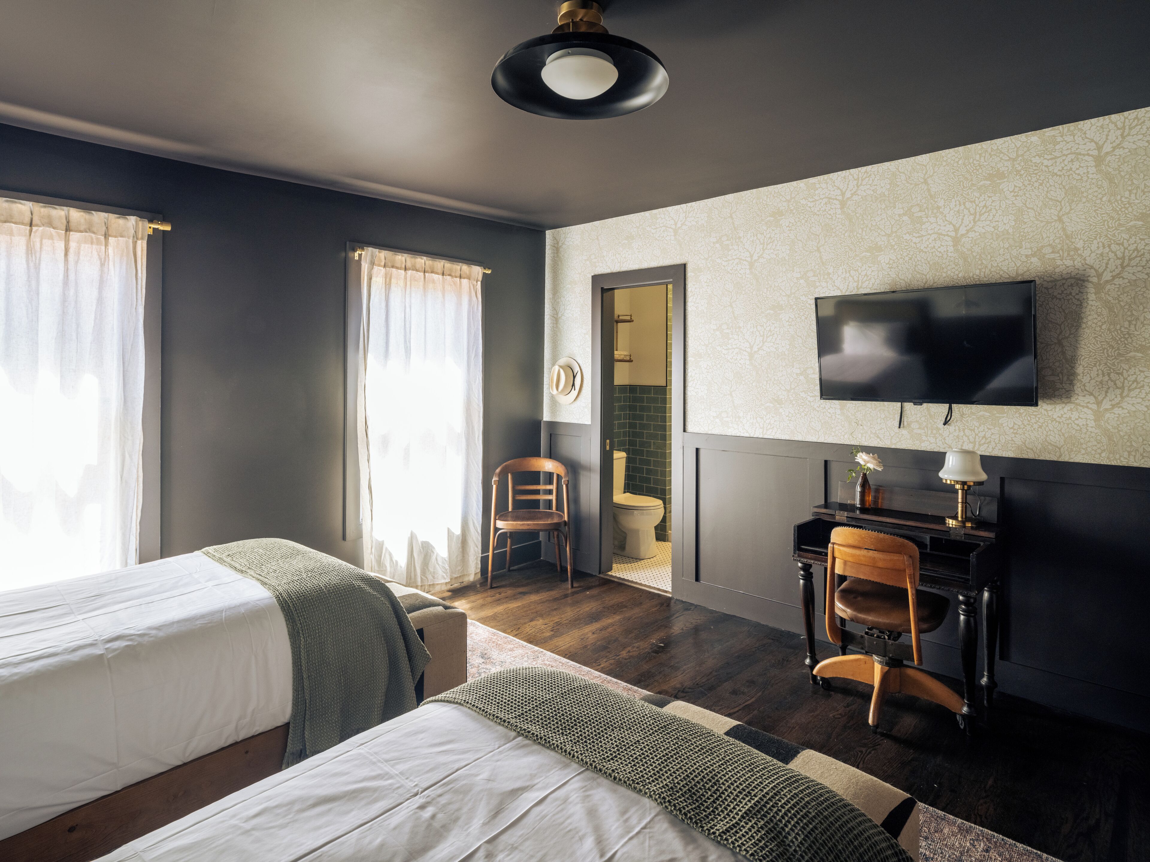 ستائر تعتيم وواي فاي مجانًا وملاءات أسرّة