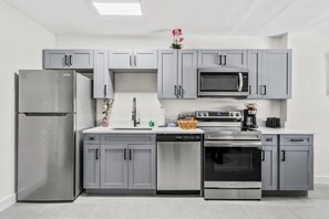 Refrigerador, microondas, horno, placa de cocina