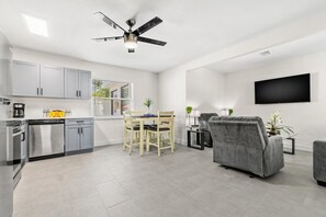 Interior - Madeira Beach Park Shore Suite 4 (Madeira Beach)