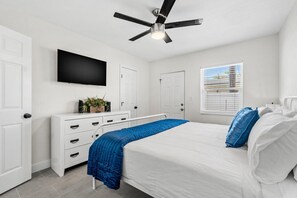 2 bedrooms, iron/ironing board, free WiFi, bed sheets - Madeira Beach Park Shore Suite 4 (Madeira Beach)