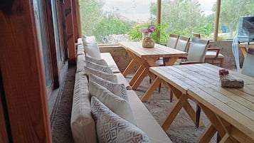 Habitación doble superior, vista a la playa | Área de sala de estar