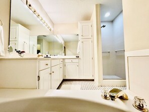 Hair dryer, towels - The Betty, 3BR Classic Home by Velvet Ditch Villas (Oxford)