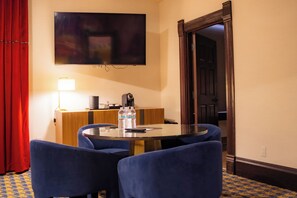 2 Bedroom Platinum Suite | Vardagsrum | Platt-tv
