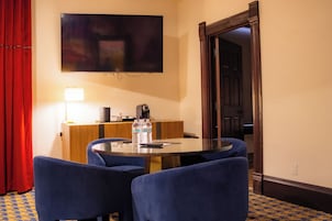 2 Bedroom Platinum Suite | Área de estar | TV de tela plana
