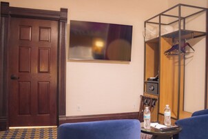 Superior Queen Room with Outlaw Square View | Living area | Flat-screen TV