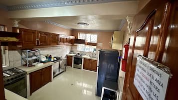 Geladeira, micro-ondas, lava-louças