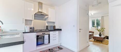 Køkkentøj/tallerkener/redskaber, spisebord