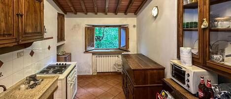 Réfrigérateur, four, plaque de cuisson, cafetiÚre/bouilloire