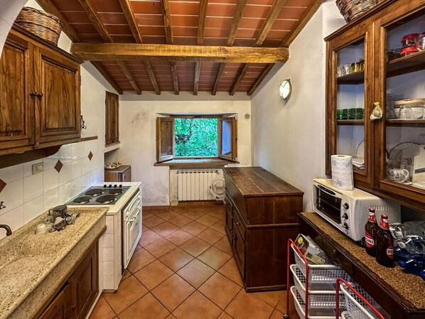 Refrigerador, horno, parrilla de estufa y cafetera y tetera 