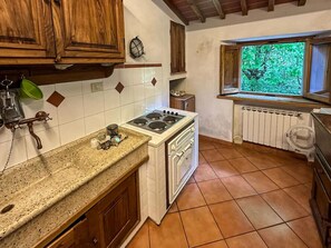 Réfrigérateur, four, plaque de cuisson, cafetière/bouilloire