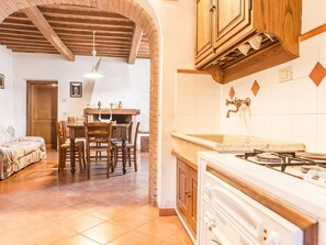 Réfrigérateur, four, plaque de cuisson, cafetière/bouilloire