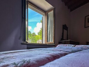 2 bedrooms, iron/ironing board, WiFi