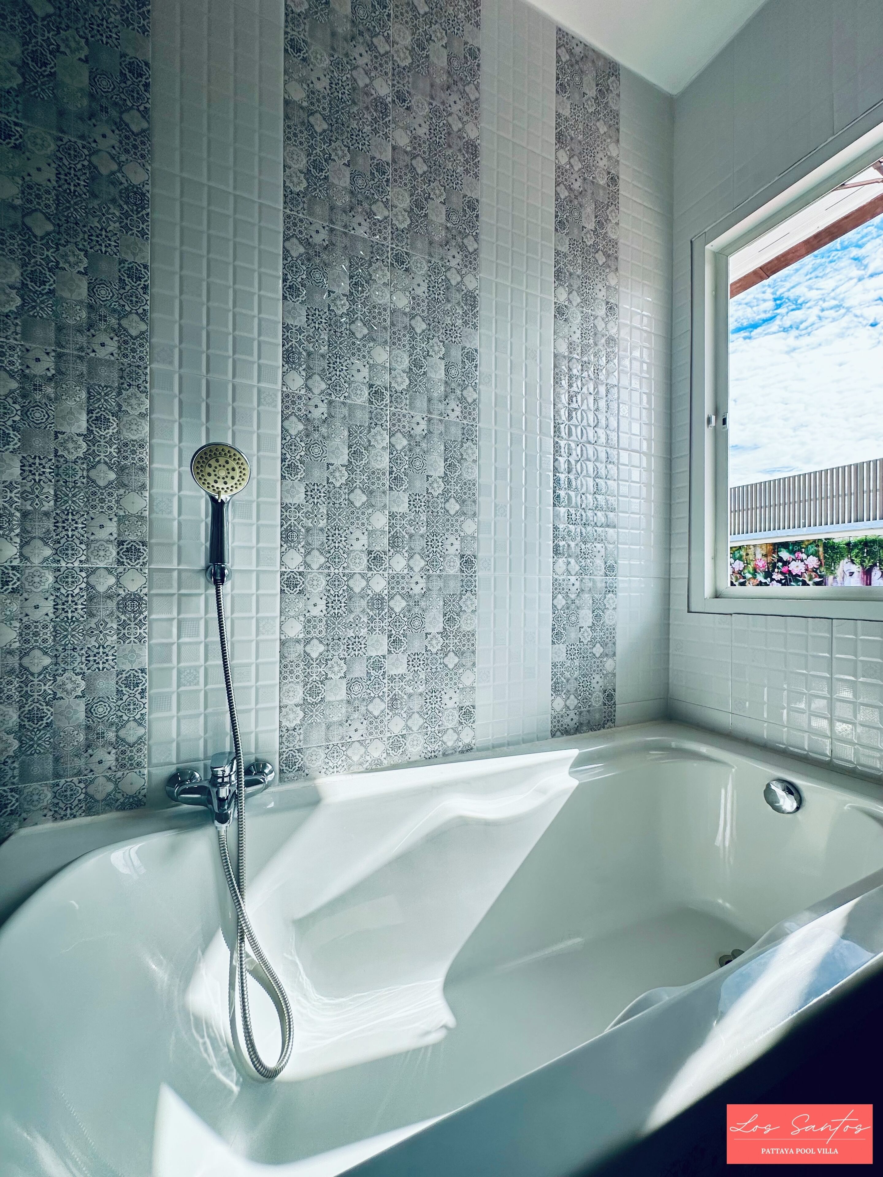 Baignoire à jets, sèche-cheveux, serviettes fournies, savon