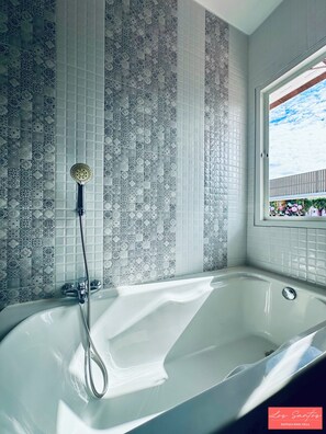 Baignoire à jets, sèche-cheveux, serviettes fournies, savon